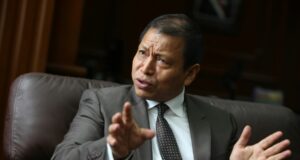 Ministro de Trabajo aplaude incremento salarial a congresistas, pero estanca sueldo mínimo