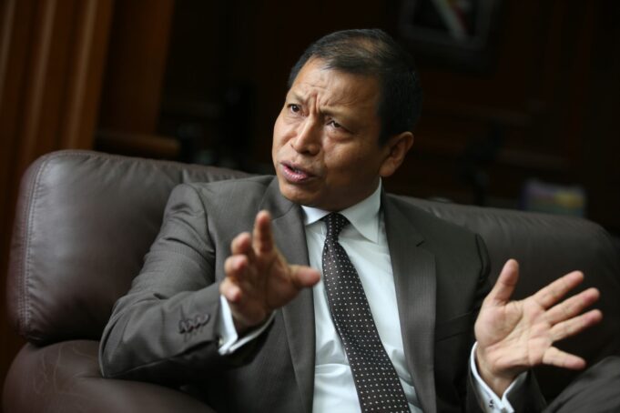 Ministro de Trabajo aplaude incremento salarial a congresistas, pero estanca sueldo mínimo