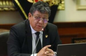 Congresista Jorge Flores Ancachi insulta a periodista de Cuarto Poder: “¿Qué niño? Imbécil”