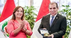 Boluarte y Arévalo: ¿Distinción o descaro? La polémica entrega de la Orden del Trabajo