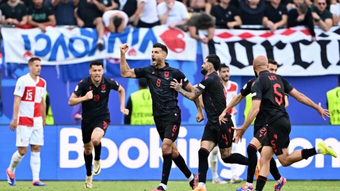 Croacia se dejó empatar con Albania 2-2 y ambos quedaron al borde de la eliminación