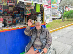 Historia de superación: Don Mario sale adelante con la venta de diarios y revistas