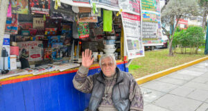 Historia de superación: Don Mario sale adelante con la venta de diarios y revistas