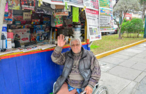 Historia de superación: Don Mario sale adelante con la venta de diarios y revistas