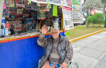 Historia de superación: Don Mario sale adelante con la venta de diarios y revistas