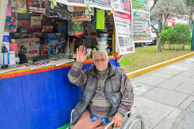 Historia de superación: Don Mario sale adelante con la venta de diarios y revistas