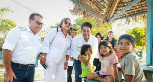 Ucayali: ministro Demartini supervisó transporte aéreo de alimentos de Qali Warma para más de 800 escolares de la frontera con Brasil
