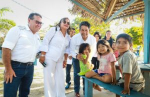 Ucayali: ministro Demartini supervisó transporte aéreo de alimentos de Qali Warma para más de 800 escolares de la frontera con Brasil