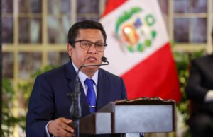 Ministro de Salud defiende contratación irregular de su cuñado