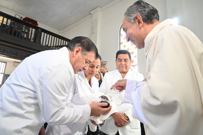 Bautizan a pequeña Luisita en la Capilla del Hospital de la Policía