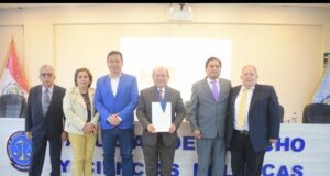 UNHEVAL otorga la medalla de honor a destacado abogado