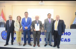 UNHEVAL otorga la medalla de honor a destacado abogado