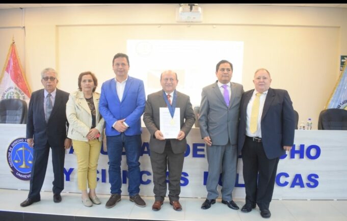 UNHEVAL otorga la medalla de honor a destacado abogado