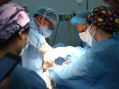 INSN: Médicos salvan a niña al extirparle tumor gigante de pelos que obstruía su estómago