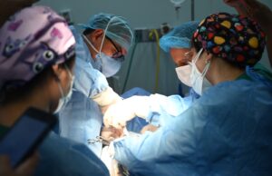 INSN: Médicos salvan a niña al extirparle tumor gigante de pelos que obstruía su estómago