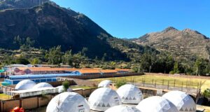 Minedu instala 10 aulas de emergencia tipo domos en la IE Basilio Auqui, Ayacucho