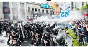 Represion avanza y arde Argentina: Milei hunde a su país en un caos