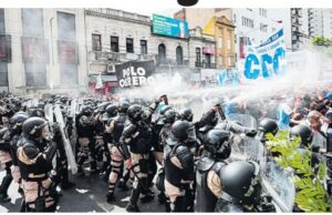 Represion avanza y arde Argentina: Milei hunde a su país en un caos