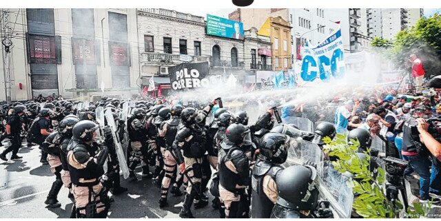 Represion avanza y arde Argentina: Milei hunde a su país en un caos