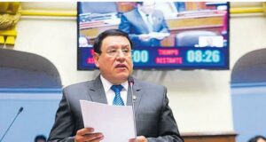 Alejandro Soto promulga ley que beneficia a personal CAS del sector salud