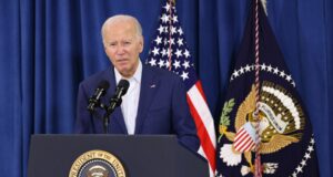 Biden condena el atentado contra Trump y se alegra de que esté “bien”