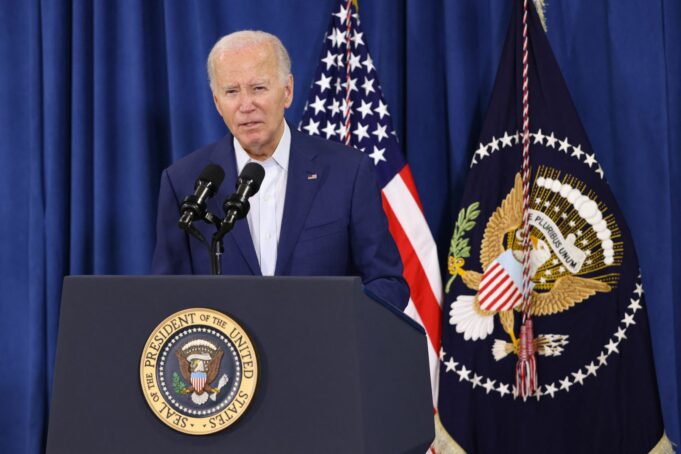 Biden condena el atentado contra Trump y se alegra de que esté “bien”
