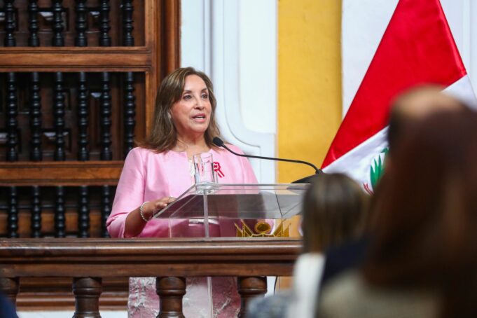 Dina Boluarte entrega más de 5 mil becas gracias a convenio con Microsoft