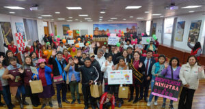 Cusco: ministra Teresa Hernández entregó asistencia económica a niñas, niños y adolescentes en orfandad