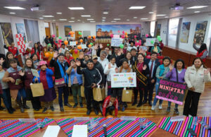 Cusco: ministra Teresa Hernández entregó asistencia económica a niñas, niños y adolescentes en orfandad