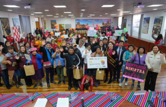 Cusco: ministra Teresa Hernández entregó asistencia económica a niñas, niños y adolescentes en orfandad