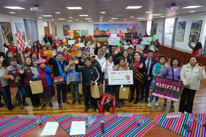 Cusco: ministra Teresa Hernández entregó asistencia económica a niñas, niños y adolescentes en orfandad