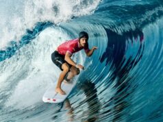 Alonso Correa clasificó a los cuartos de final del surf olímpico