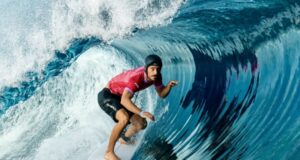 Alonso Correa clasificó a los cuartos de final del surf olímpico
