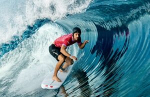 Alonso Correa clasificó a los cuartos de final del surf olímpico