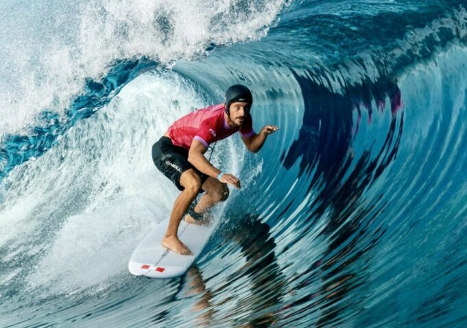 Alonso Correa clasificó a los cuartos de final del surf olímpico