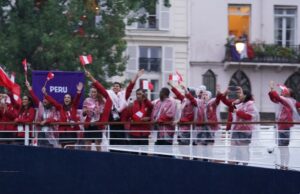 Emocionante desfile del Team Perú por su paso en el Río Sena en ceremonia de inauguración