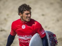 Alonso Correa clasificó a la tercera ronda del surf en París 2024