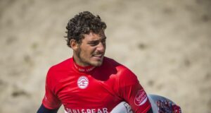 Alonso Correa clasificó a la tercera ronda del surf en París 2024
