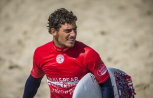 Alonso Correa clasificó a la tercera ronda del surf en París 2024