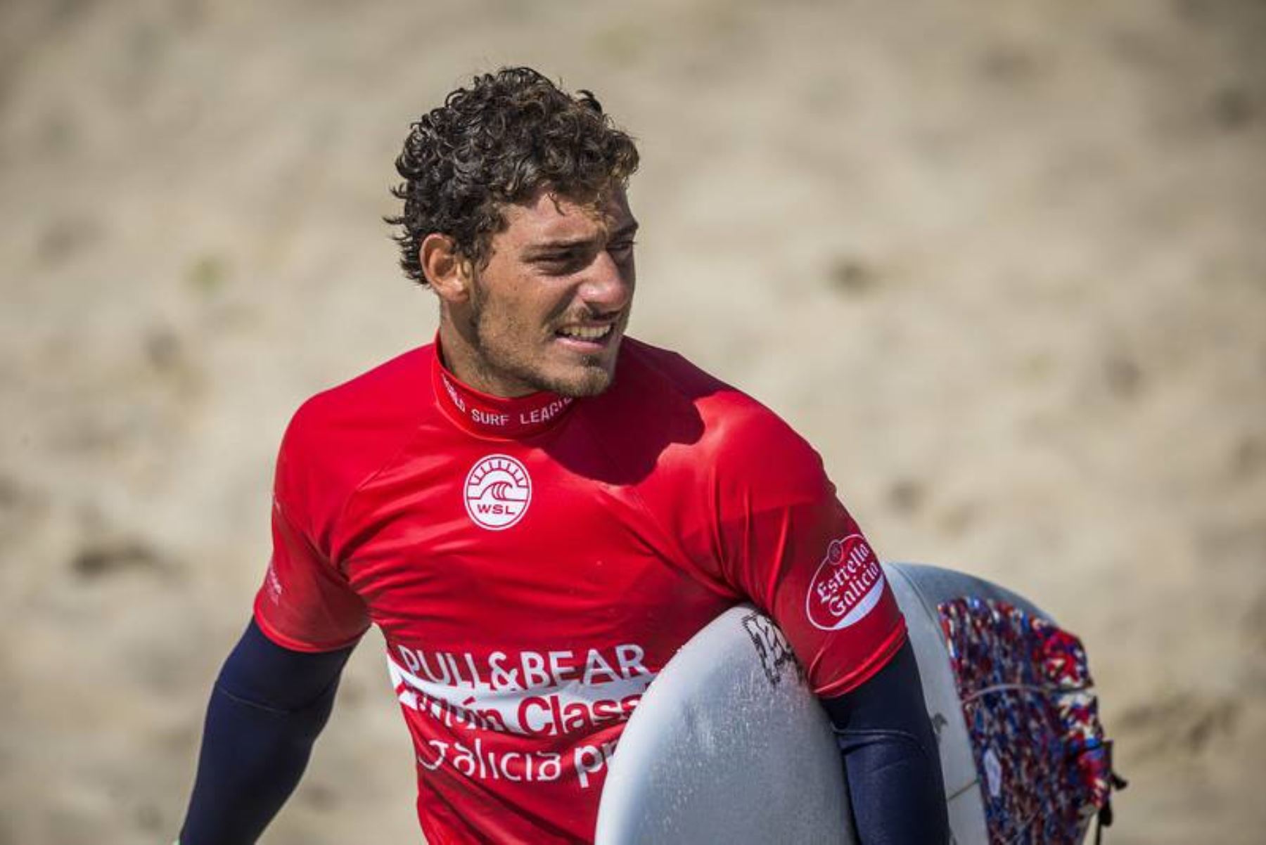 Alonso Correa clasificó a la tercera ronda del surf en París 2024