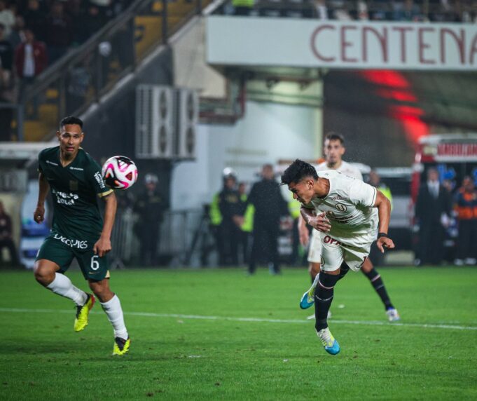 Universitario en gran reacción volteó partido a Alianza Lima ganando 2-1 y es líder del Clausura