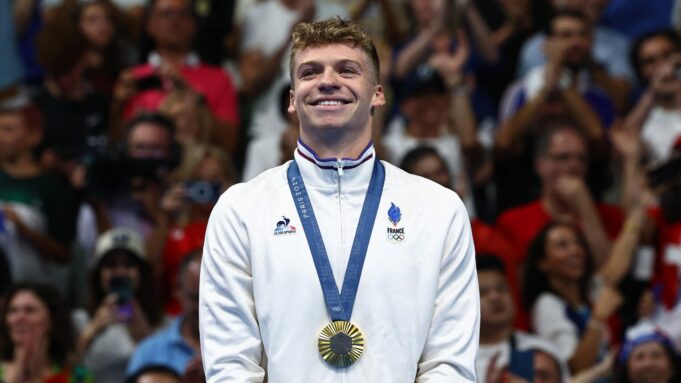 Francés León Marchand bate récord de Michael Phelps en los 400 metros libres de Natación