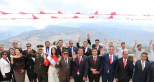 Gilmer Horna inauguró mirador turístico Puma Urco e izó la Bandera más grande del país en Amazonas