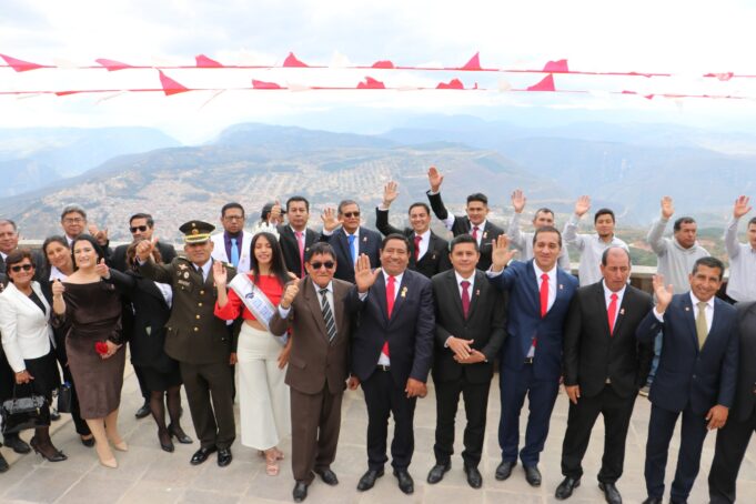 Gilmer Horna inauguró mirador turístico Puma Urco e izó la Bandera más grande del país en Amazonas