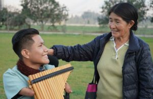 “No tiene manos, pies ni límites”: conoce la historia de Giesi, joven símbolo de superación del programa Contigo