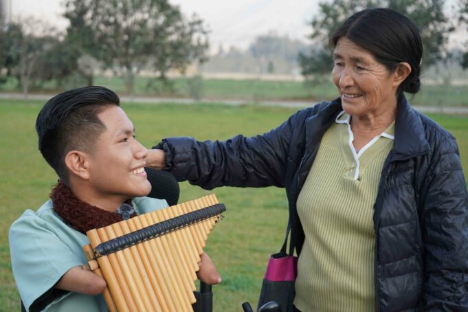 “No tiene manos, pies ni límites”: conoce la historia de Giesi, joven símbolo de superación del programa Contigo