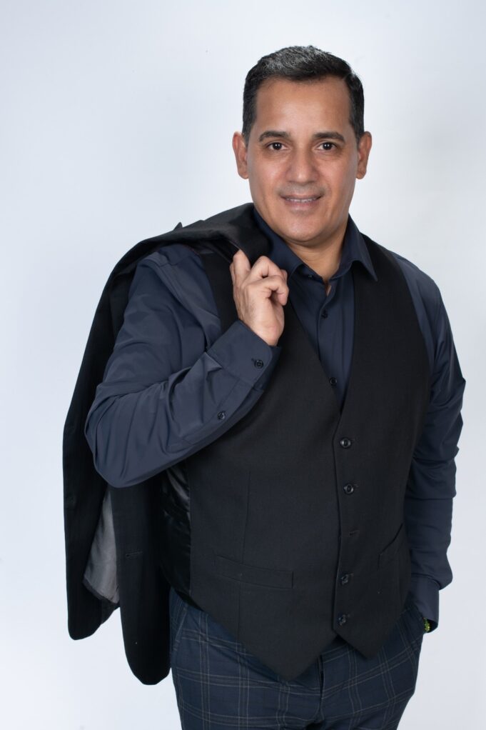 Salsero peruano Julio Vilchez la rompe en Miami