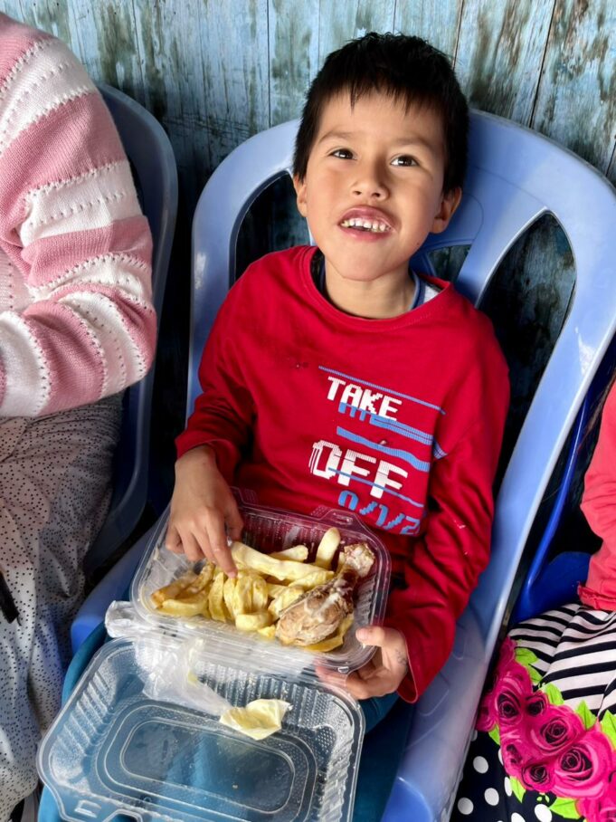 APA y el “Delivery Dakar”, compartieron pollo a la brasa con poblaciones vulnerables de Ventanilla