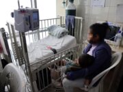 Crece número de niños afectados por el intenso frío de la capital