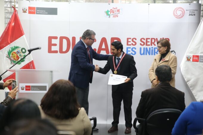 Ministro Morgan Quero reconoce a docentes con medalla ‘Maestros de Corazón’ por su aporte a la educación peruana